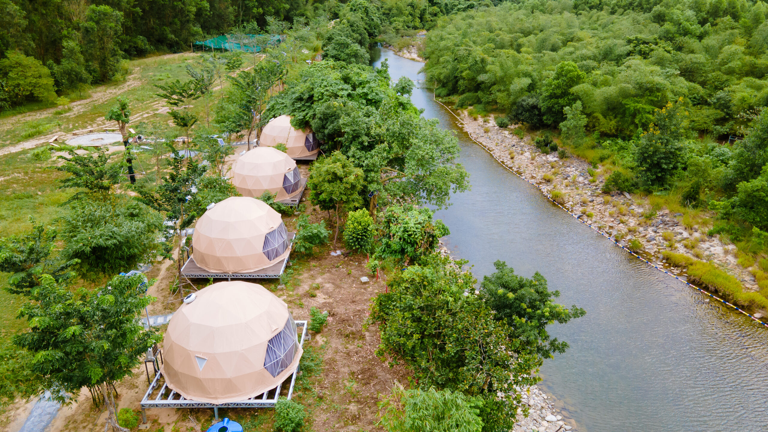 Trải nghiệm glamping giữa thiên nhiên Phú Yên với lều dome cao cấp và tắm onsen chuẩn Nhật tại Lạc Sanh Onsen Resort – điểm đến nghỉ dưỡng chữa lành lý tưởng.